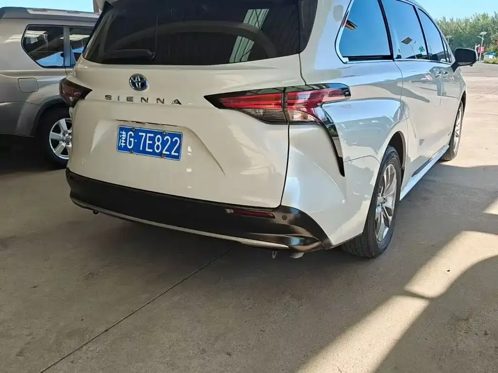 Toyota Sienna — фото 8