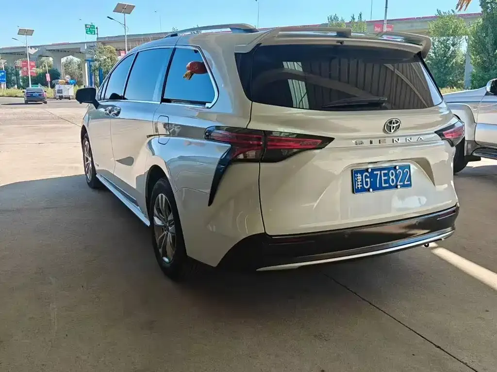 Toyota Sienna — фото 6
