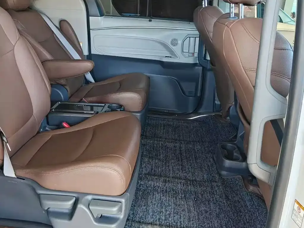 Toyota Sienna — фото 4