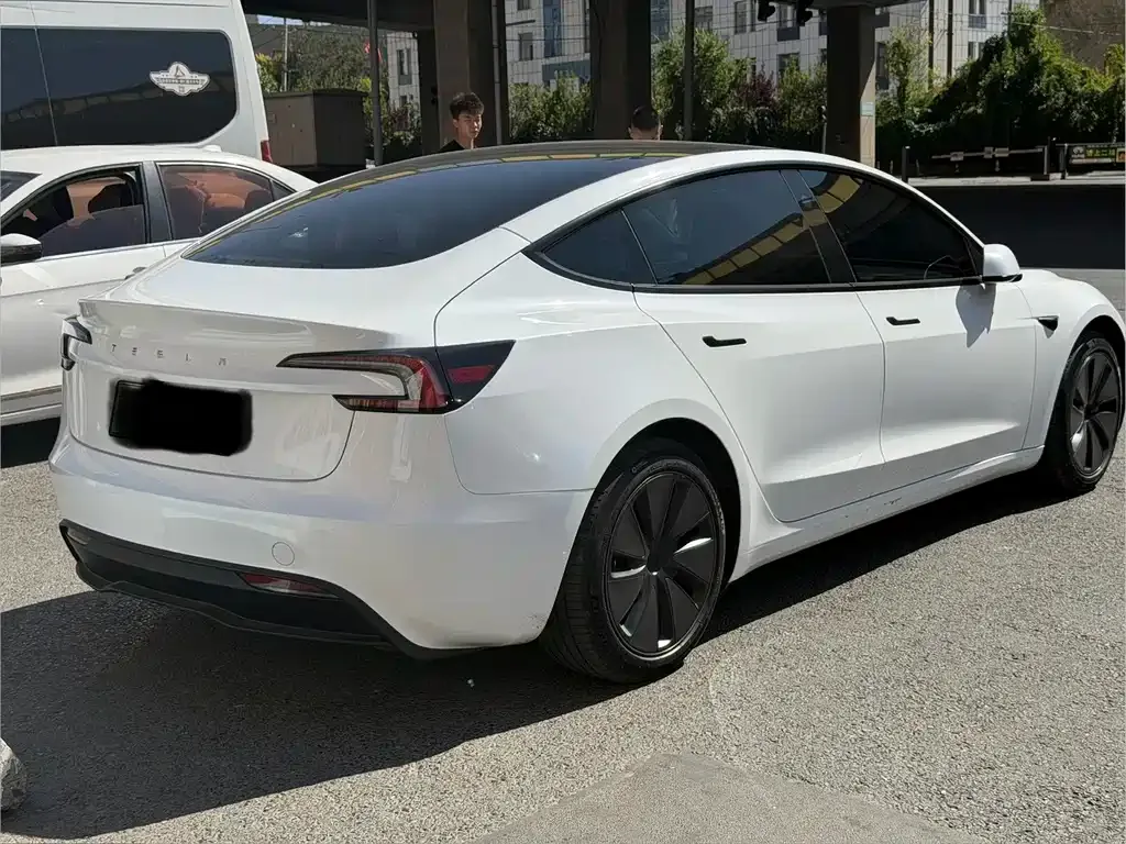Tesla Model 3 — фото 7