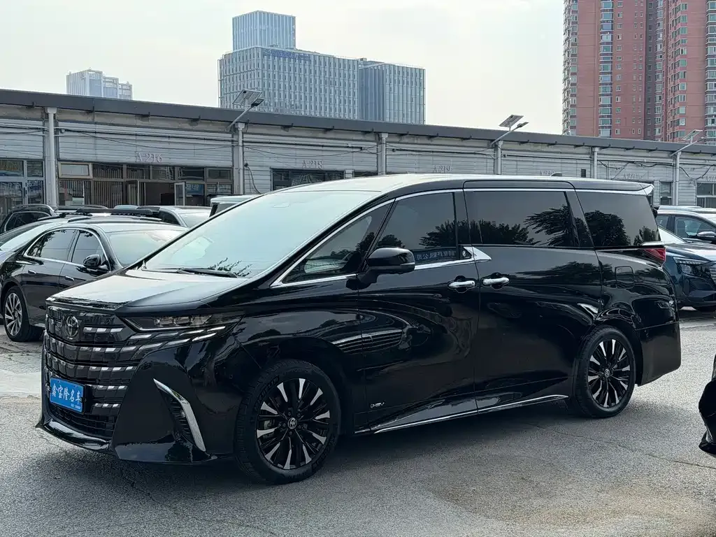 Toyota Alphard — фото 1