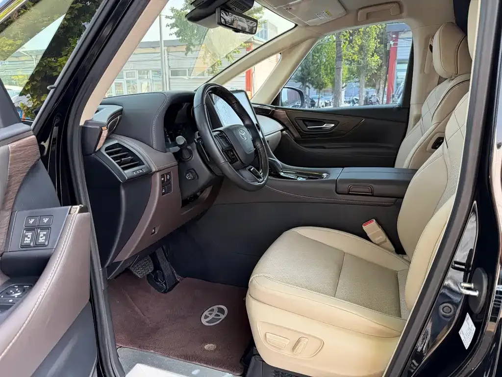 Toyota Alphard — фото 2