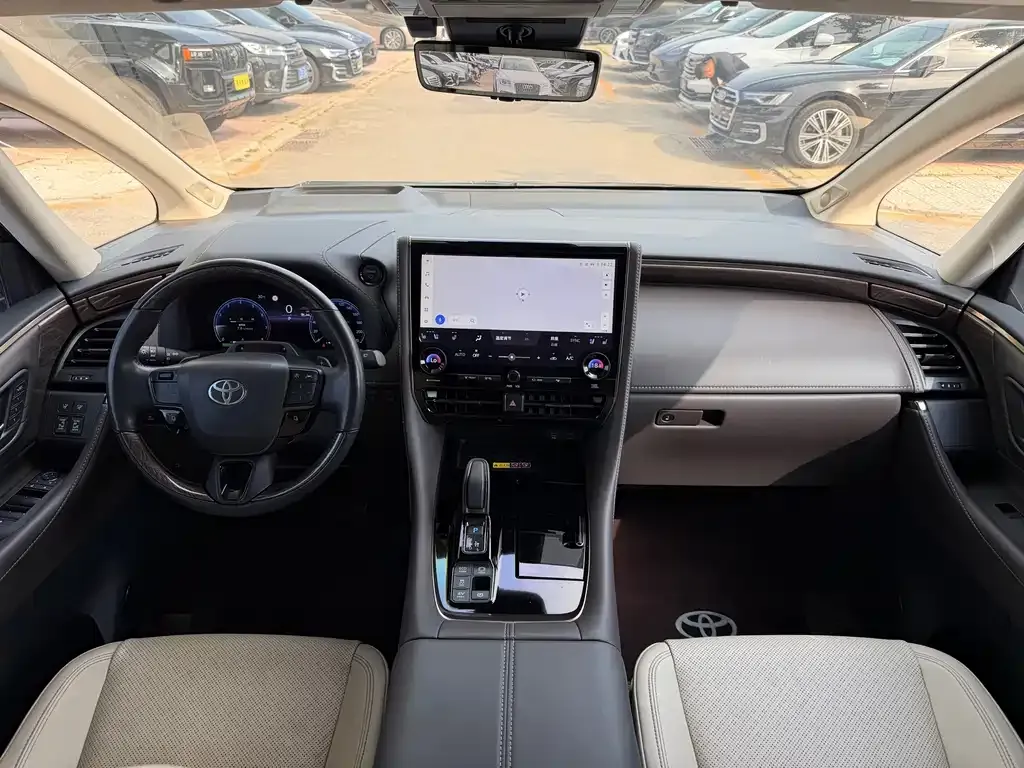 Toyota Alphard — фото 4
