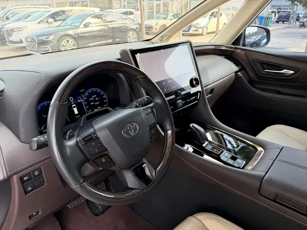 Toyota Alphard — фото 6