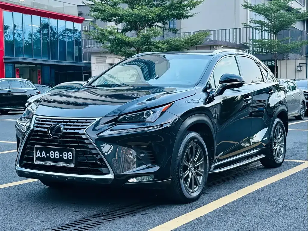 Lexus NX — фото 1
