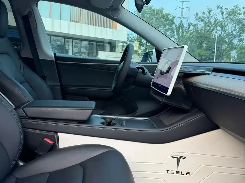 Tesla Model Y — фото 8