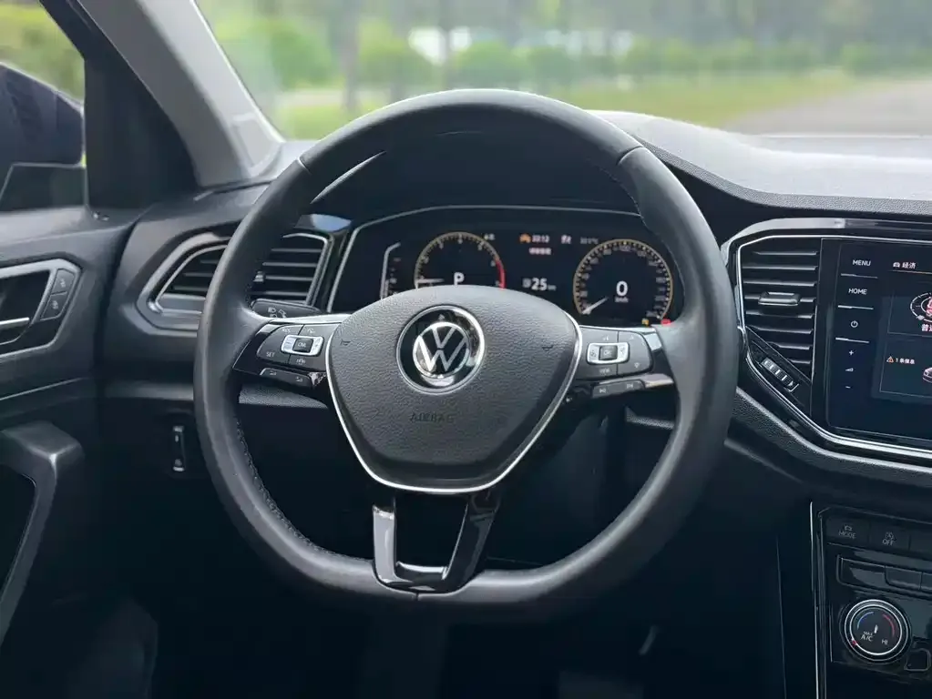 Volkswagen T-Roc — фото 2