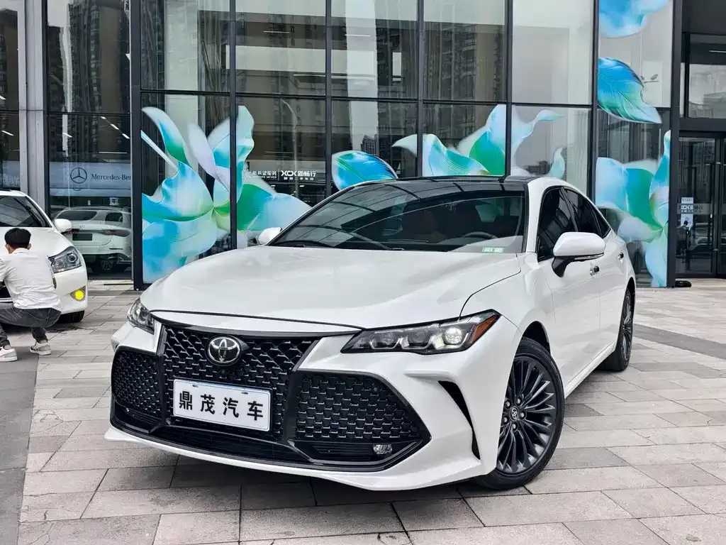 Toyota Avalon — фото 1