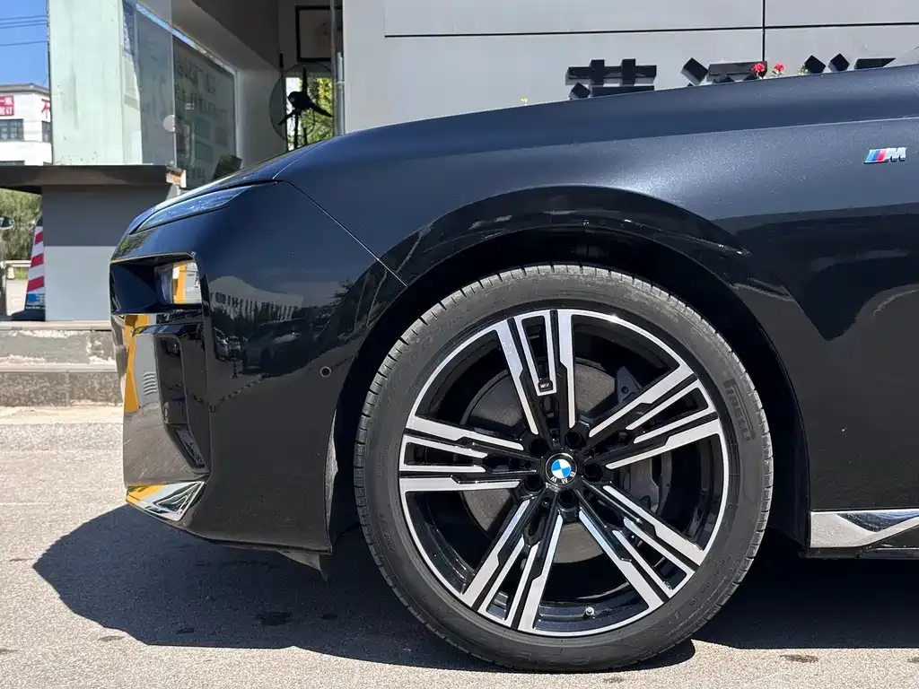 BMW 7 Series — фото 10