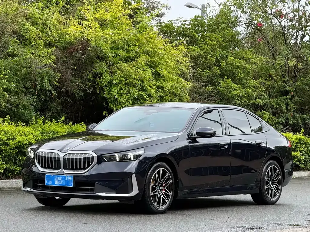 BMW 5 Series — фото 1