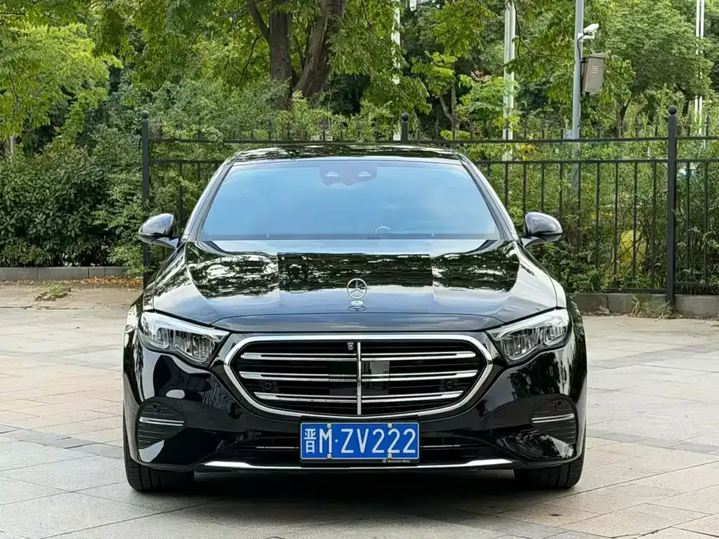Mercedes-Benz E-Class — фото 1