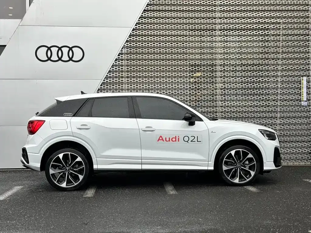 Audi Q2L — фото 9