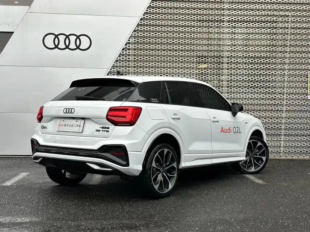 Audi Q2L — фото 10