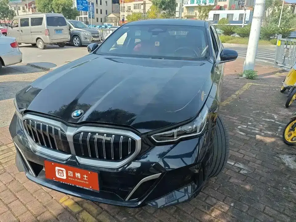 BMW 5 Series — фото 1