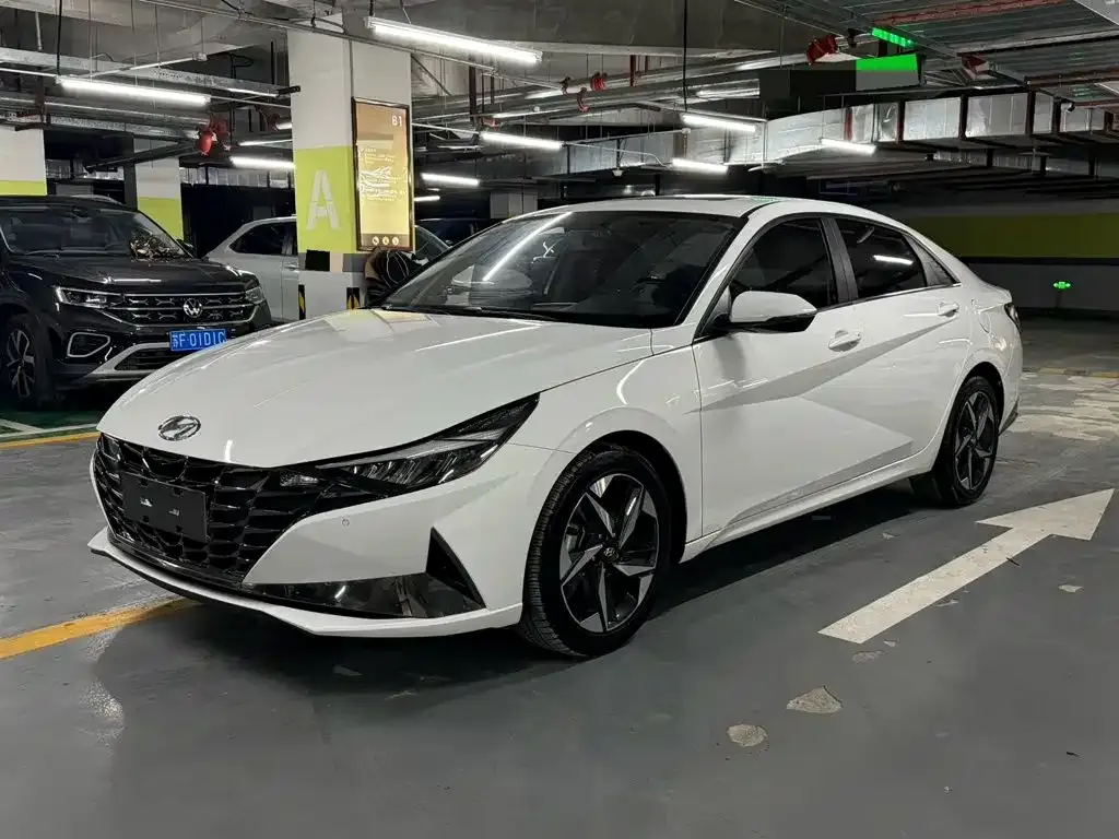 Hyundai Elantra — фото 1