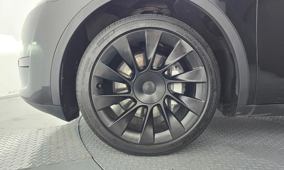 Tesla Model Y — фото 9