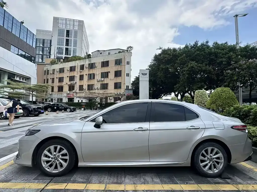 Toyota Camry — фото 3