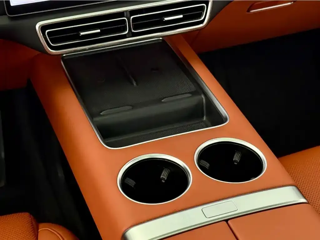 Li Auto L8 — фото 10