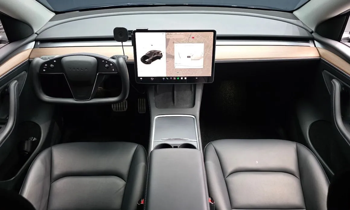 Tesla Model Y — фото 10