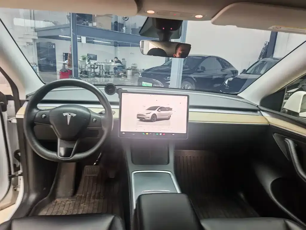 Tesla Model Y — фото 10
