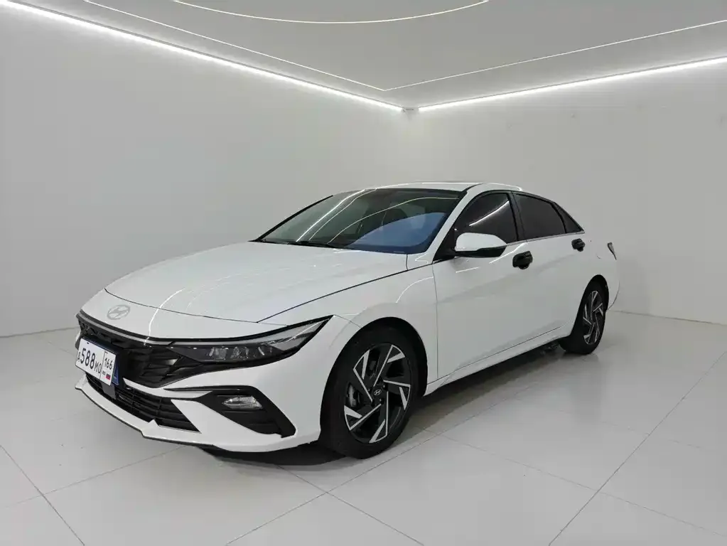 Hyundai Elantra — фото 1