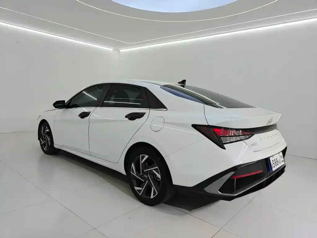 Hyundai Elantra — фото 7