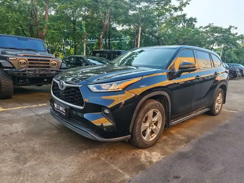 Toyota Highlander — фото 1