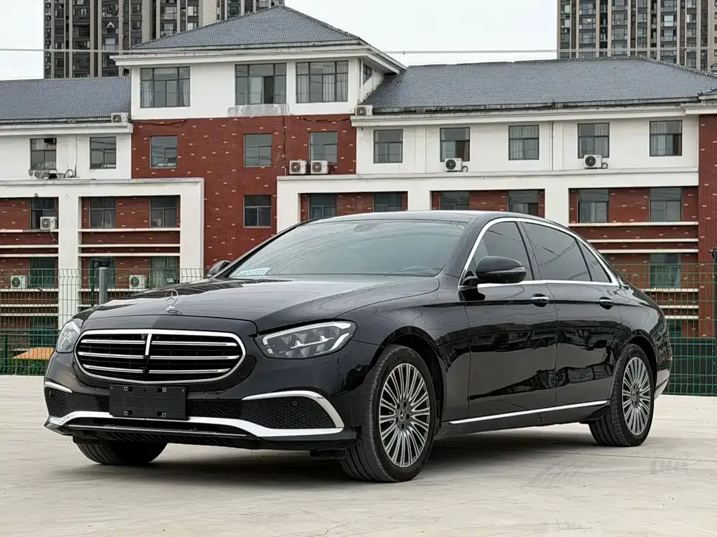 Mercedes-Benz E-Class — фото 1