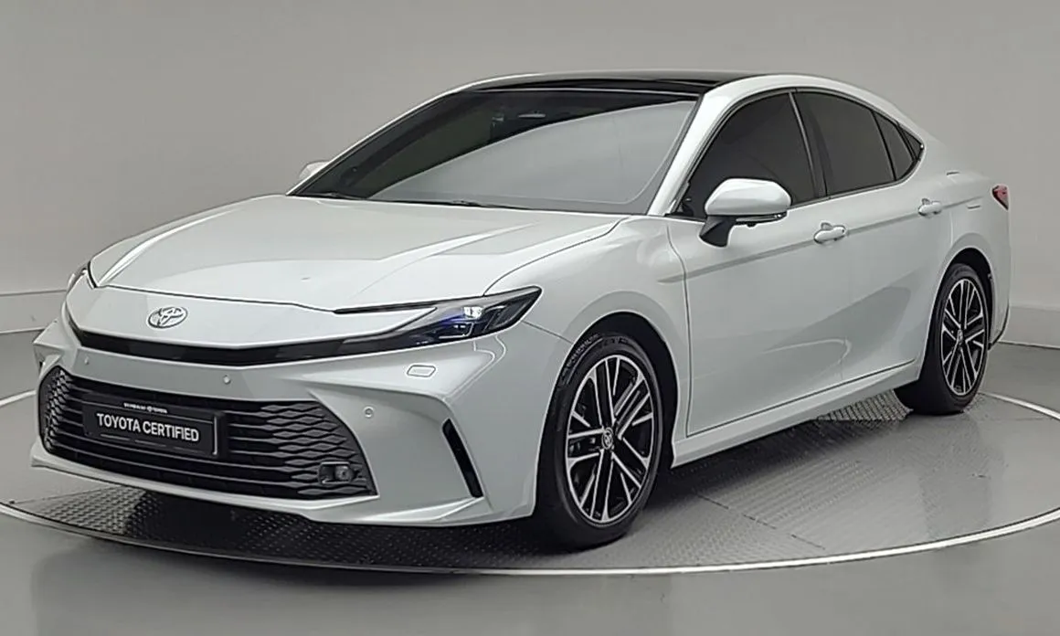 Toyota Camry — фото 1