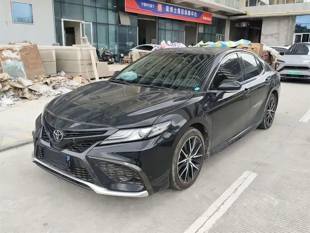 Toyota Camry — фото 1