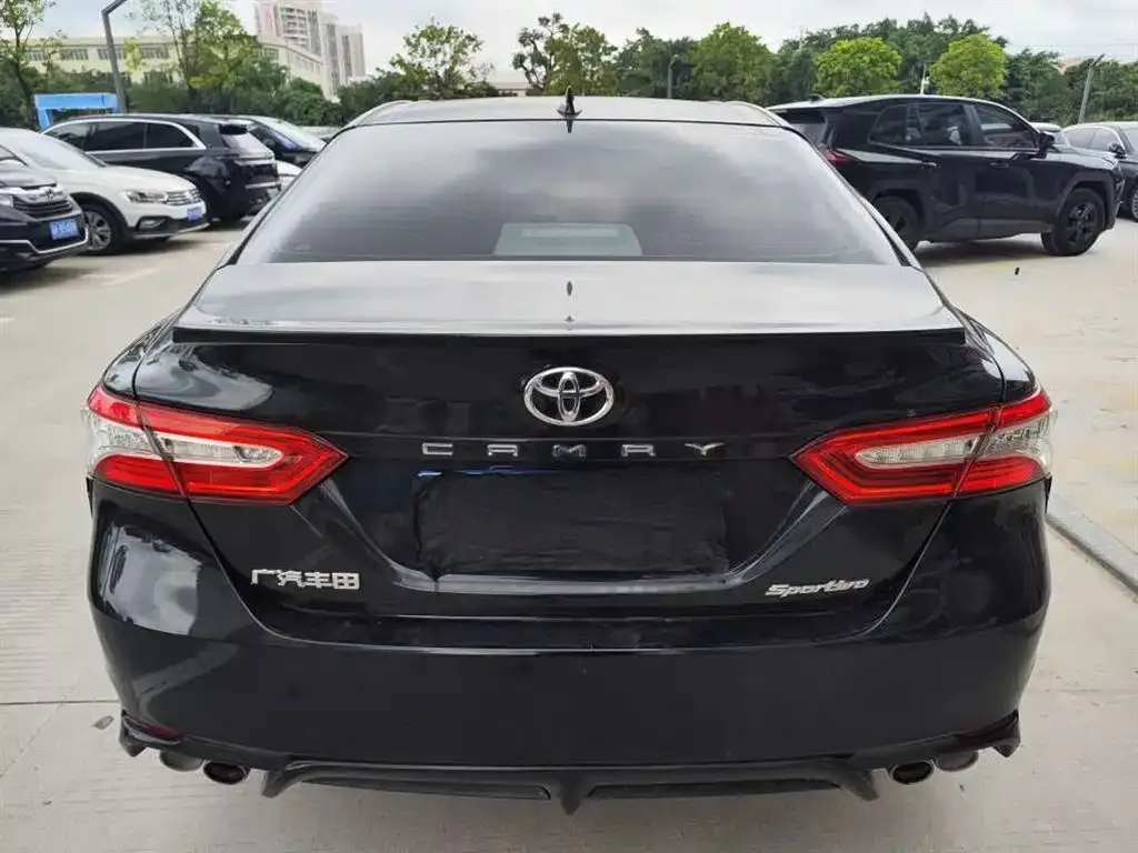 Toyota Camry — фото 2