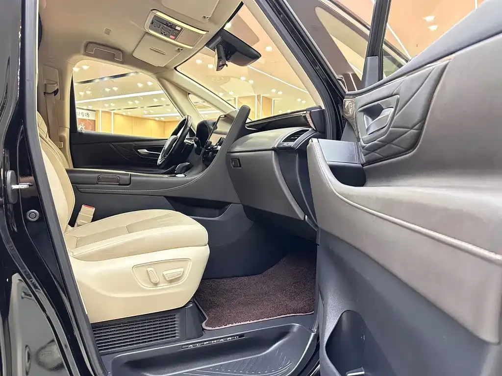 Toyota Alphard — фото 9