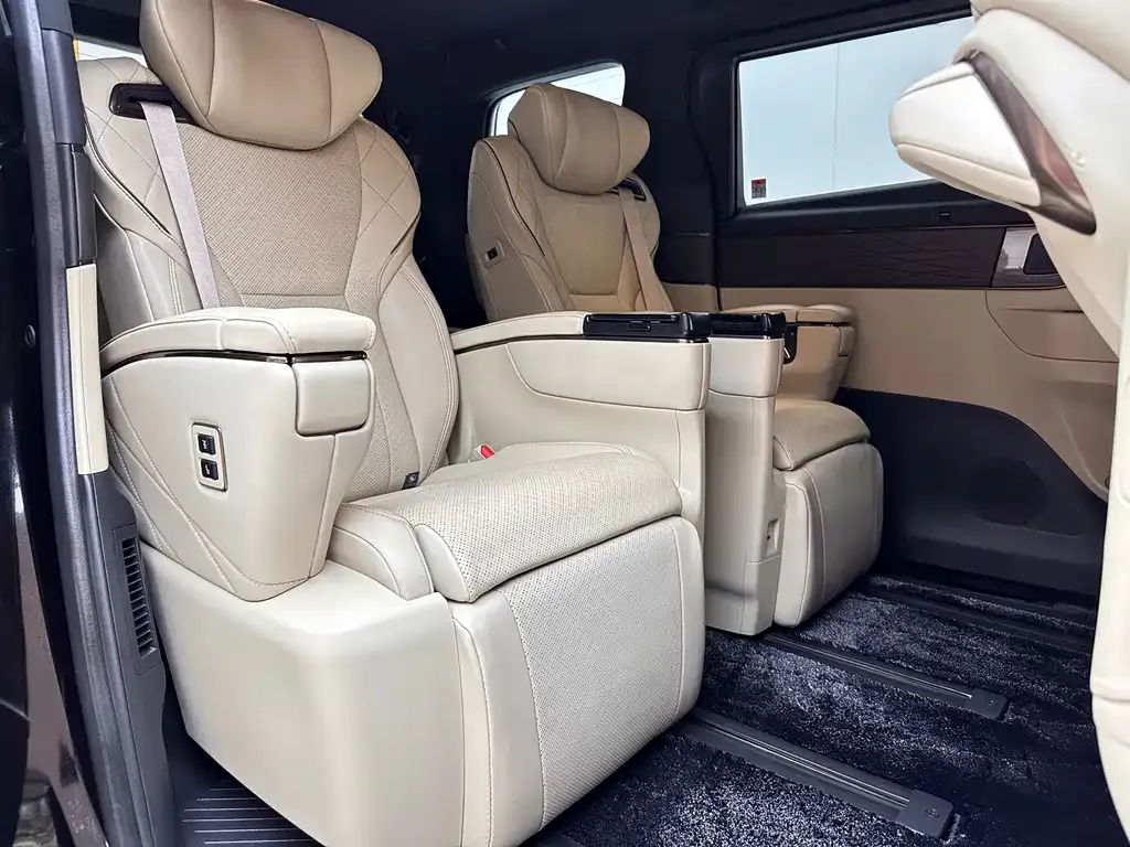 Toyota Alphard — фото 8
