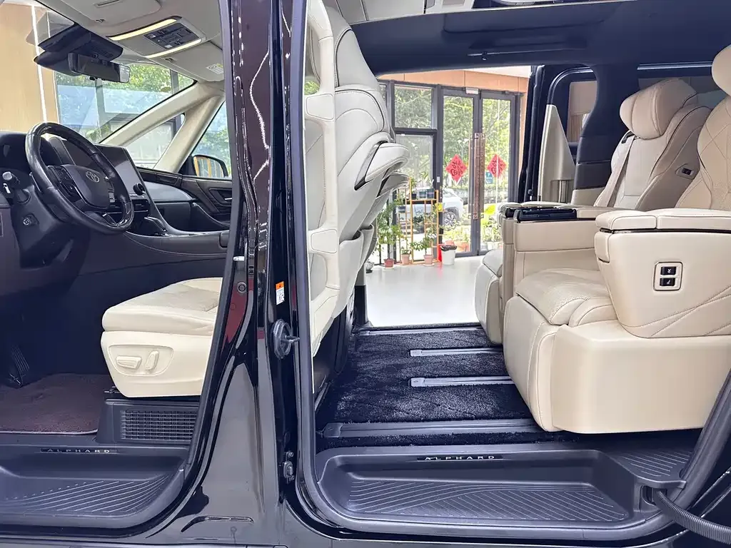 Toyota Alphard — фото 5