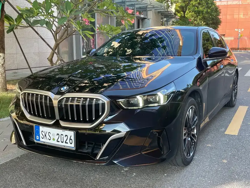 BMW 5 Series — фото 1