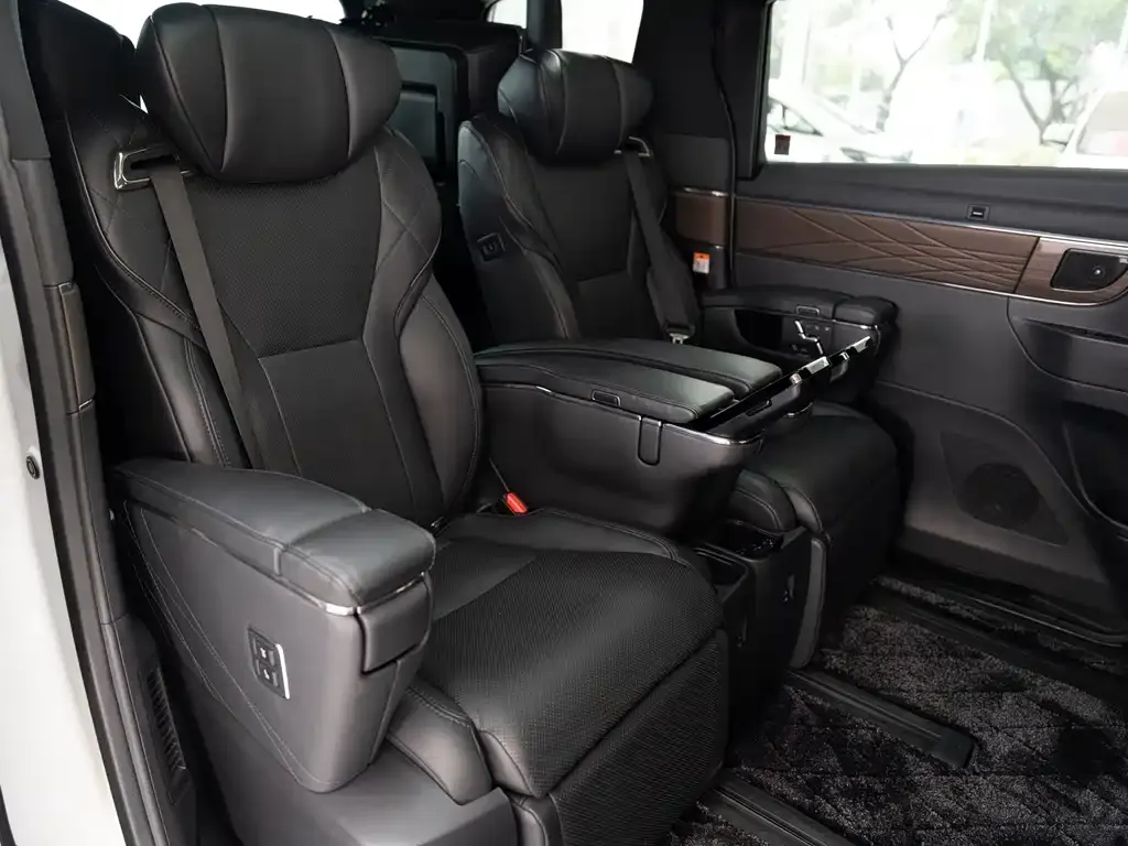 Toyota Alphard — фото 10