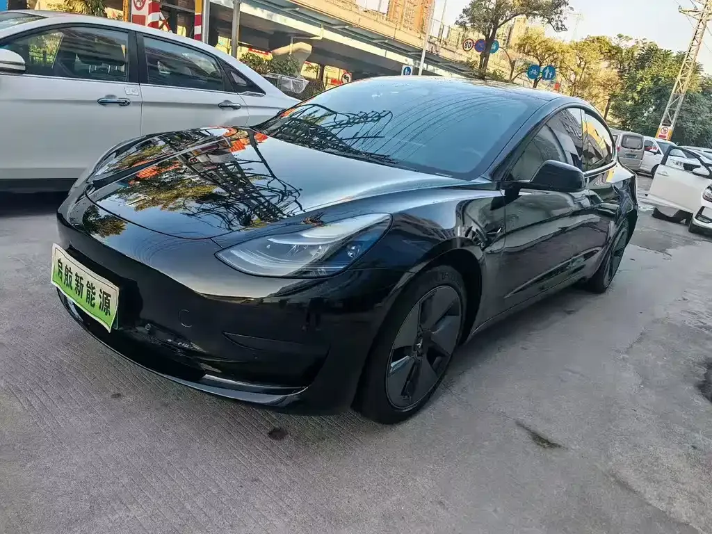 Tesla Model 3 — фото 1