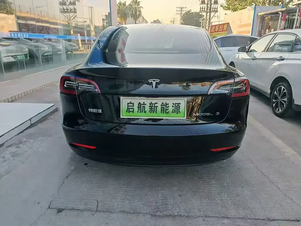 Tesla Model 3 — фото 4
