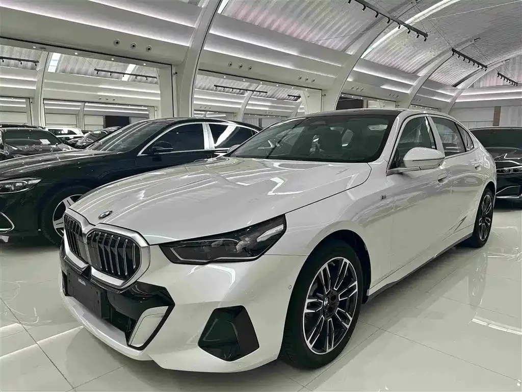 BMW 5 Series — фото 1