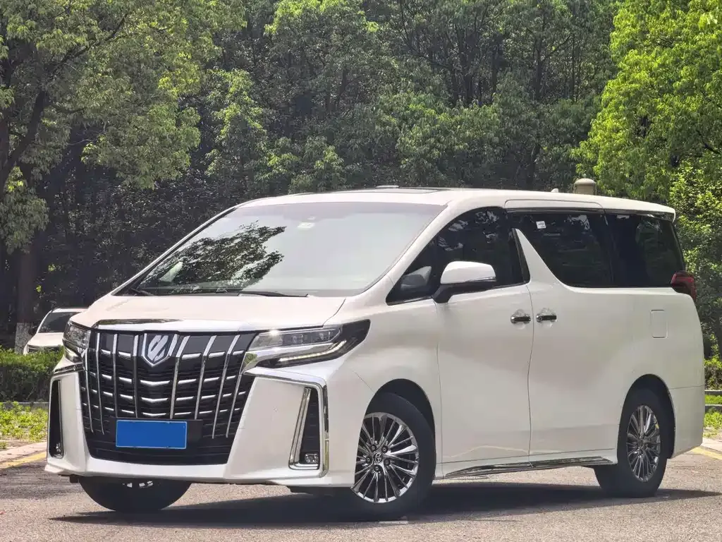 Toyota Alphard — фото 1