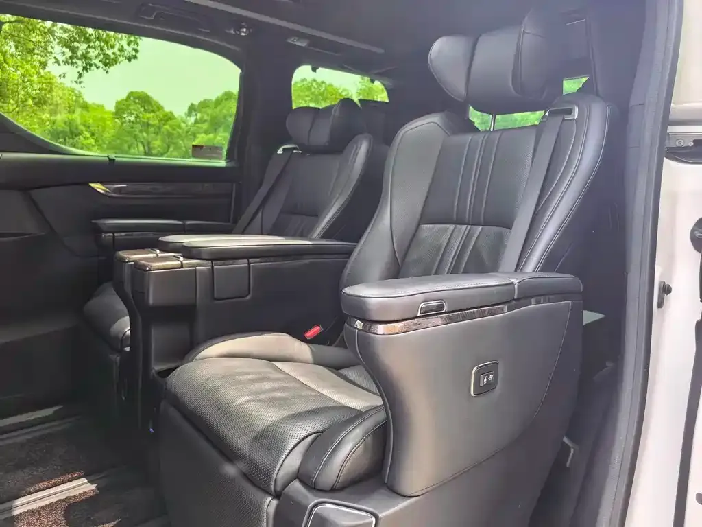 Toyota Alphard — фото 2