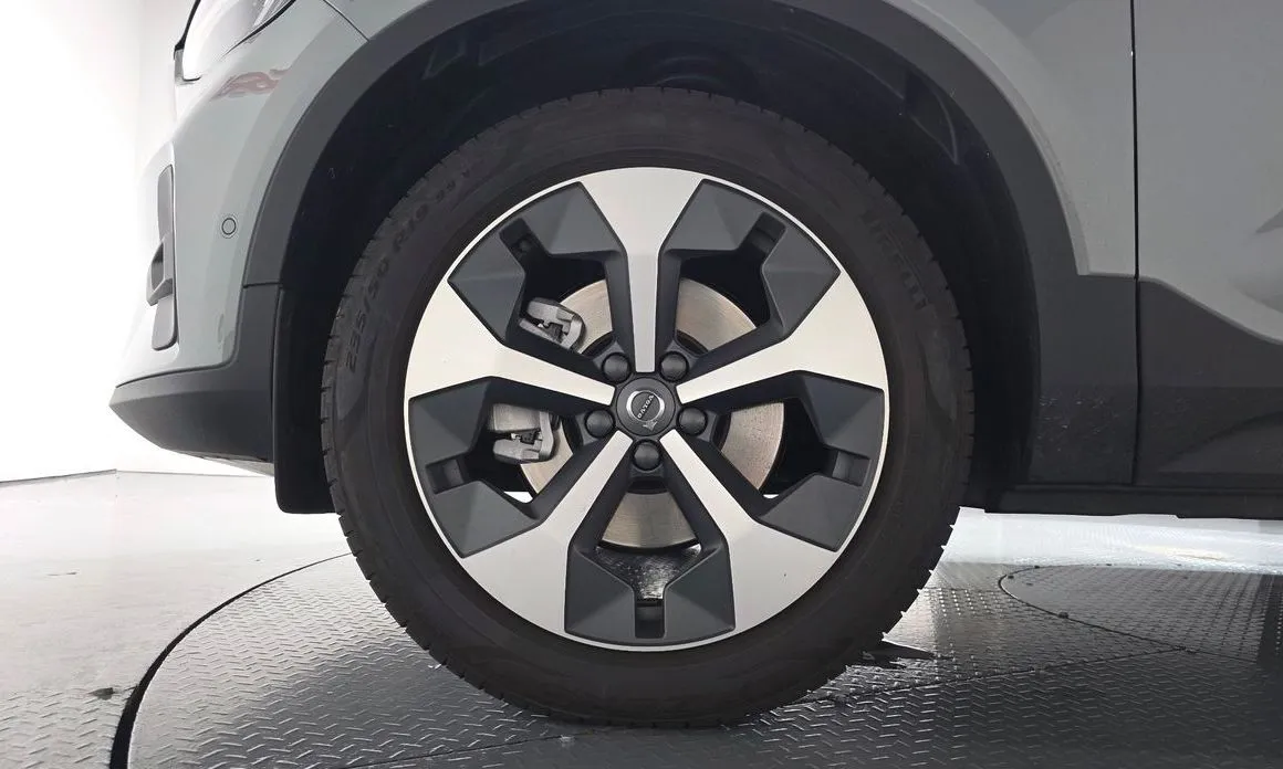 Volvo XC40 — фото 10