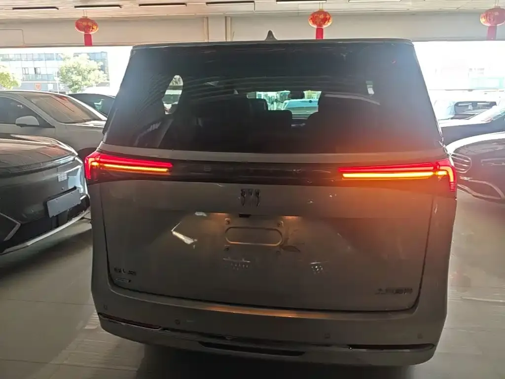 Buick GL8 Hybrid — фото 10