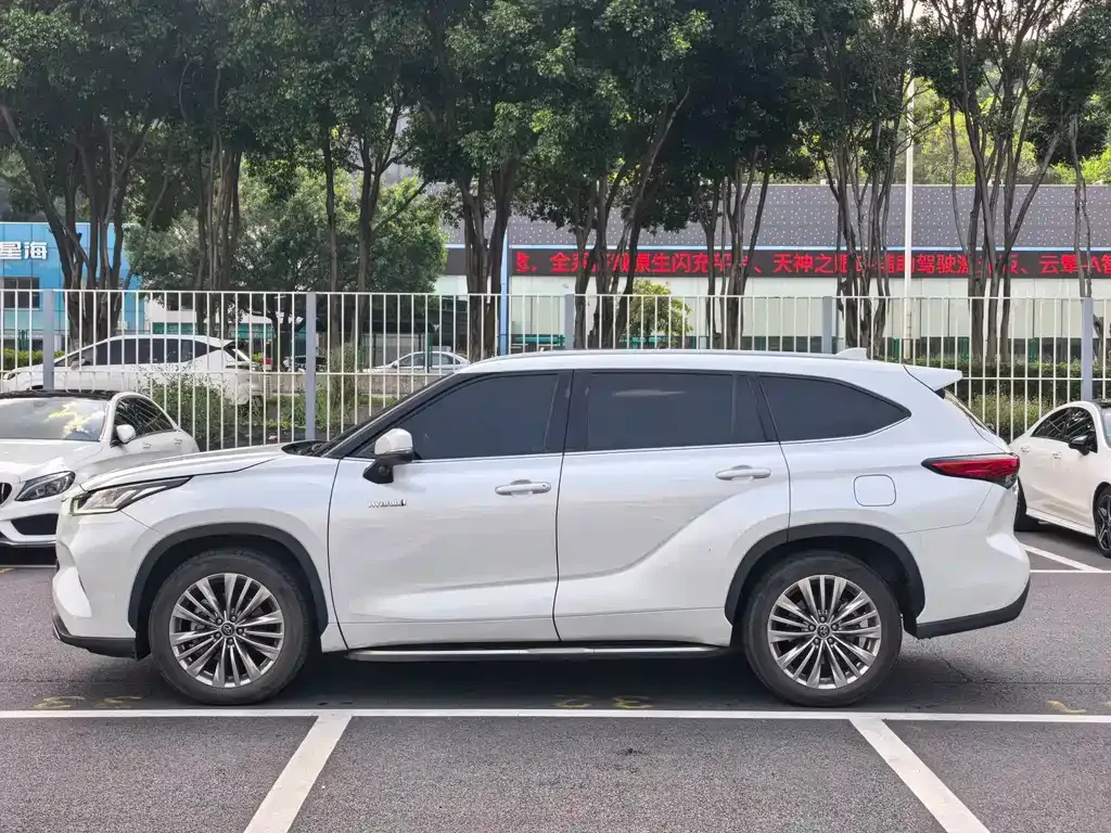 Toyota Highlander — фото 10