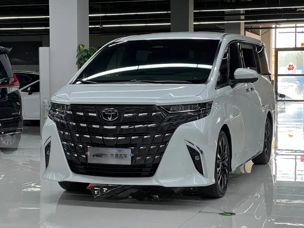 Toyota Alphard — фото 1