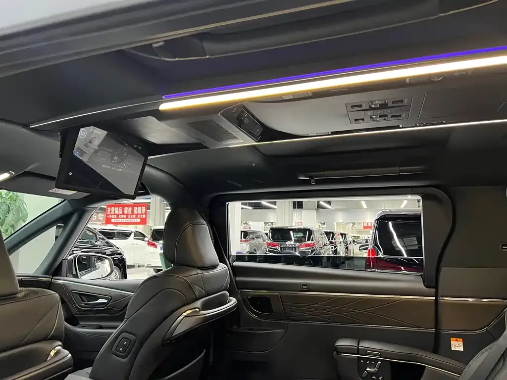 Toyota Alphard — фото 7