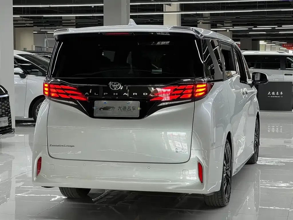 Toyota Alphard — фото 6