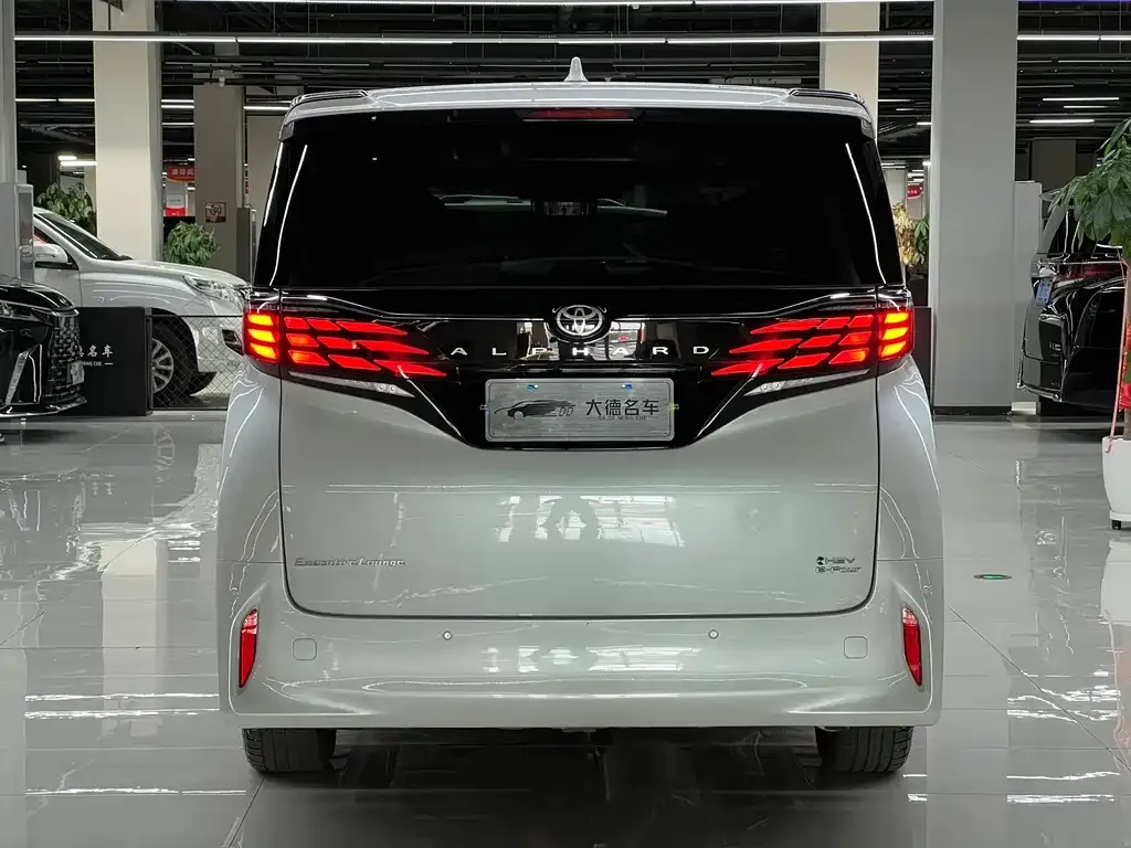 Toyota Alphard — фото 3