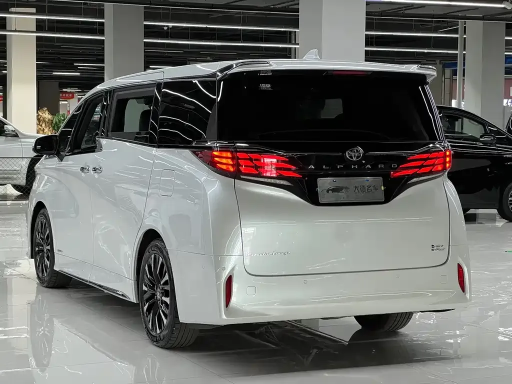 Toyota Alphard — фото 8