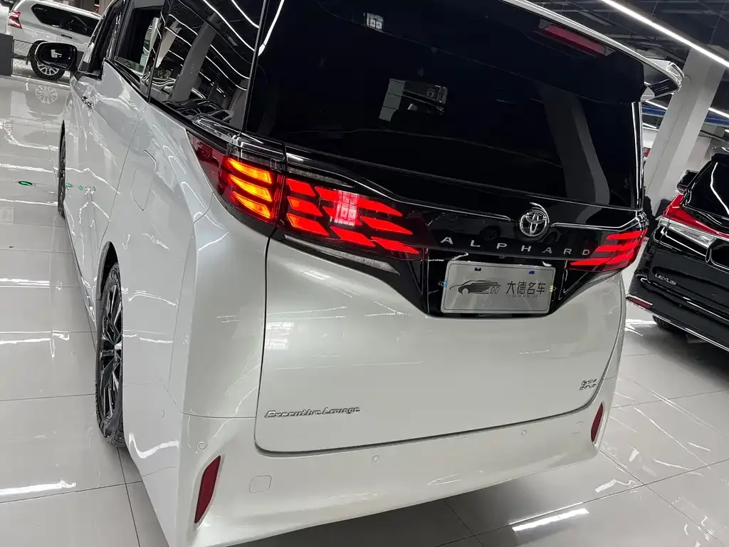 Toyota Alphard — фото 4